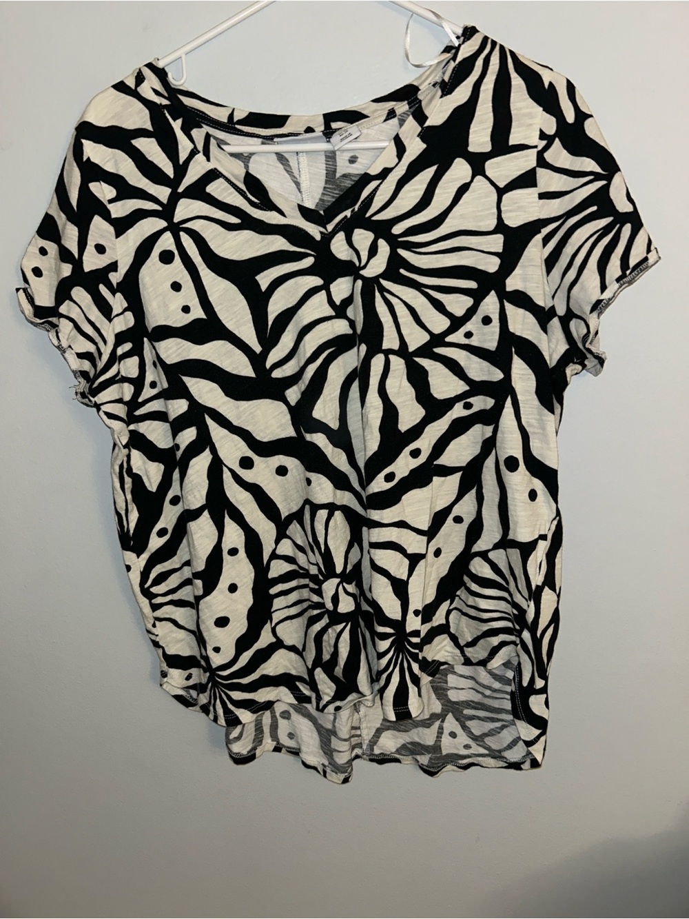 Nicole by Nicole Miller Black & White Abstract Floral Short Sleeve Top